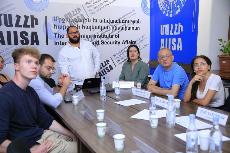 Three days of closed sessions: analysts, journalists and researchers around one table.